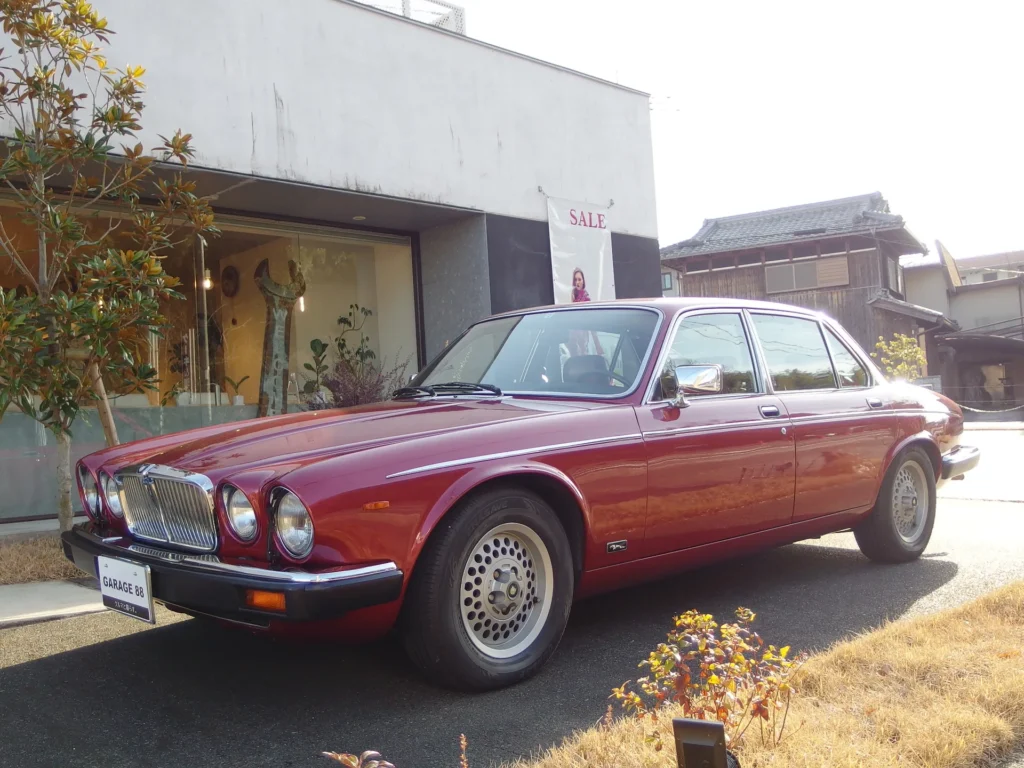 ジャガー XJ6 シリーズIII バンデンプラ　綺麗な塗装状態です。