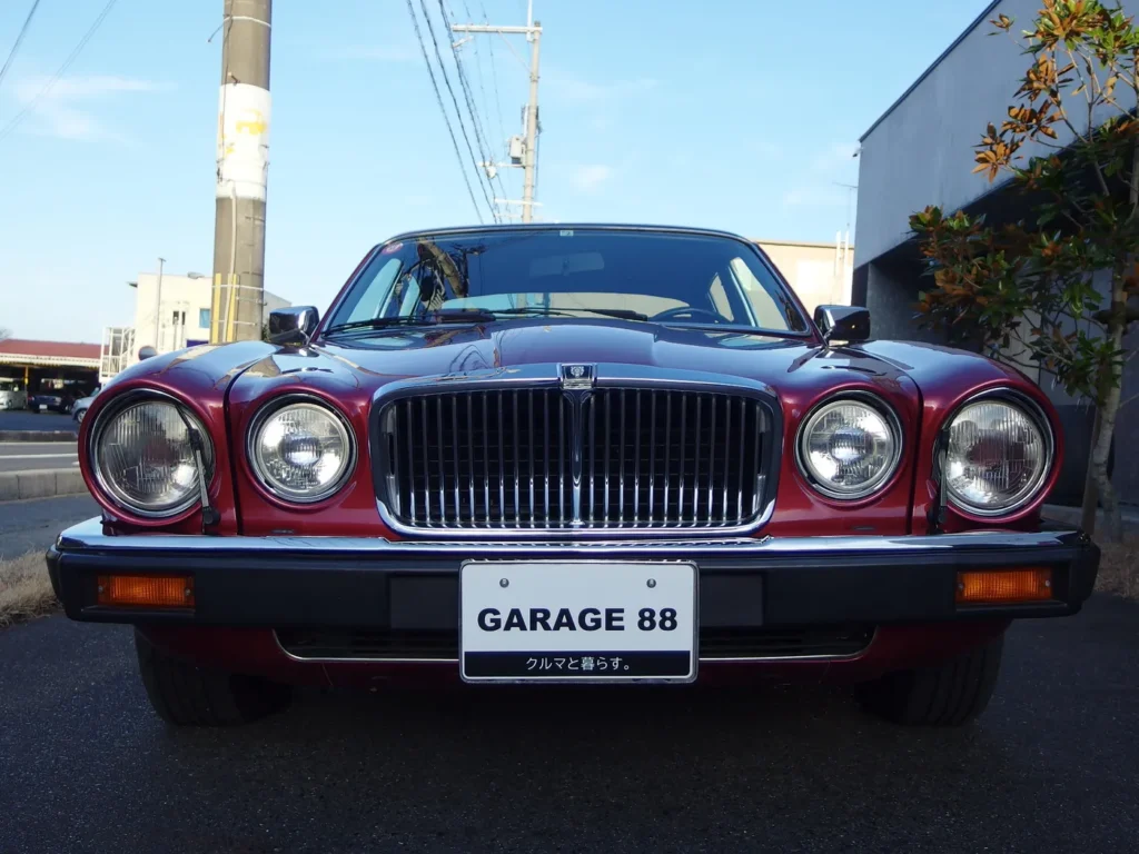 ジャガー XJ6 シリーズIII バンデンプラ　ジャガーと言えば、丸目4灯のこの顔