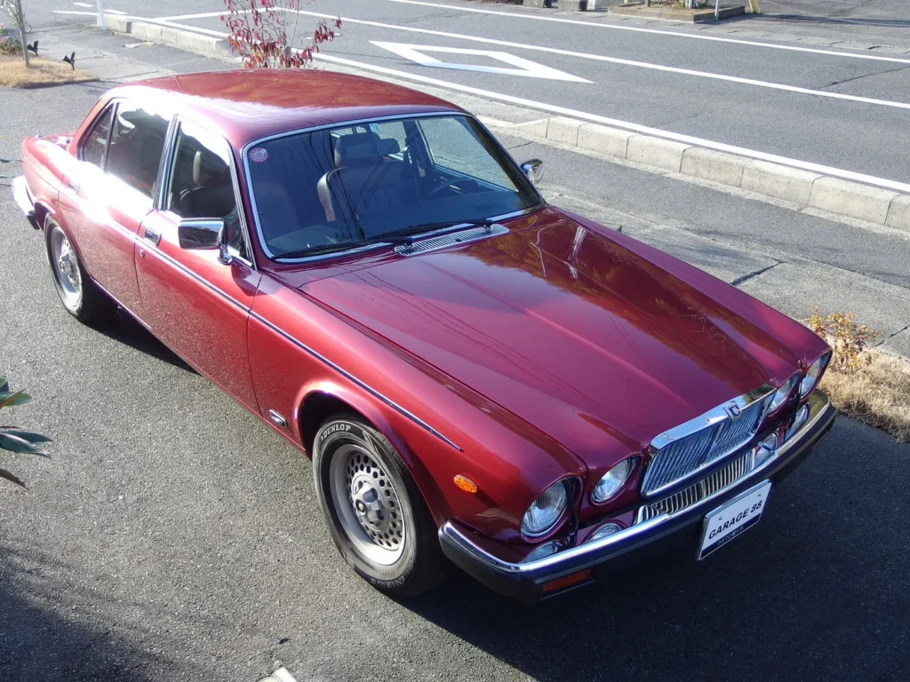 ジャガー XJ6 シリーズIII バンデンプラ　ボンネットもルーフも綺麗です。