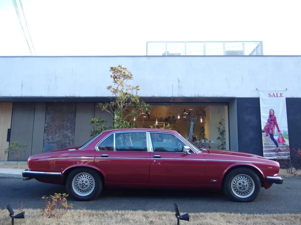 ジャガー XJ6 シリーズIII バンデンプラ　伸びやかなサイドのデザイン