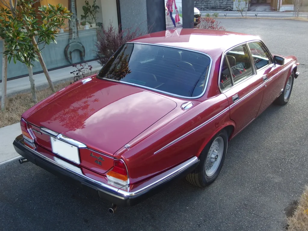 ジャガー XJ6 シリーズIII バンデンプラ　低いトランクとリアエンド