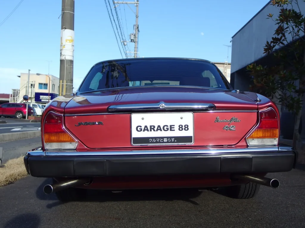 ジャガー XJ6 シリーズIII バンデンプラ　一目でジャガーと分かるリア