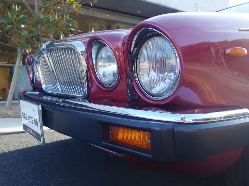 ジャガー XJ6 シリーズIII バンデンプラ フロントライトはワイパー装備