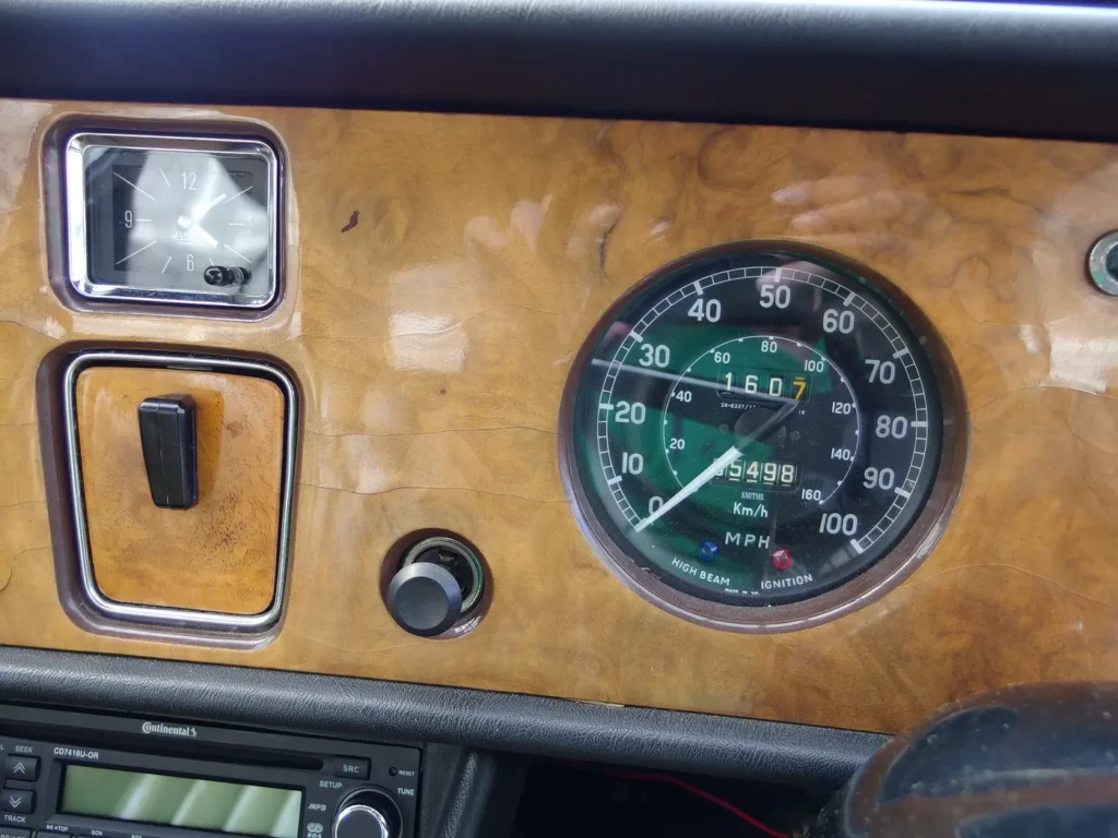 バンデンプラ プリンセス 1300 Mk-II スミス製のスピードメーター。時計も動いています。