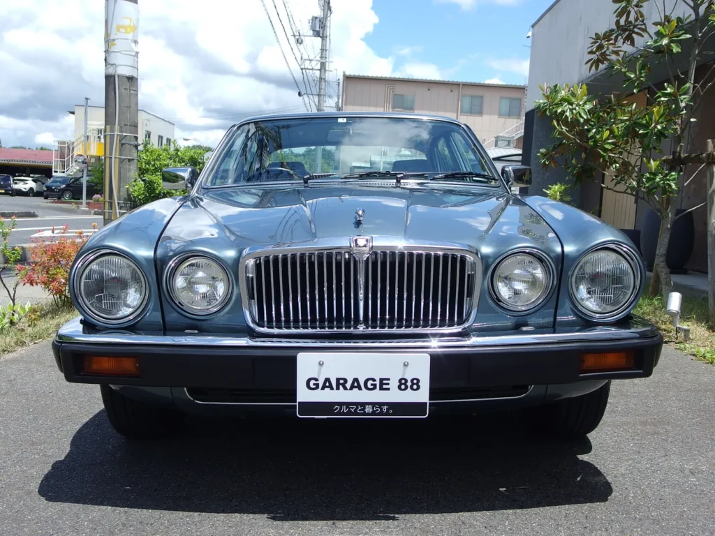 ジャガー XJ6 4.2 シリーズIII　ジャガーと言えば、丸目4灯のこの顔
