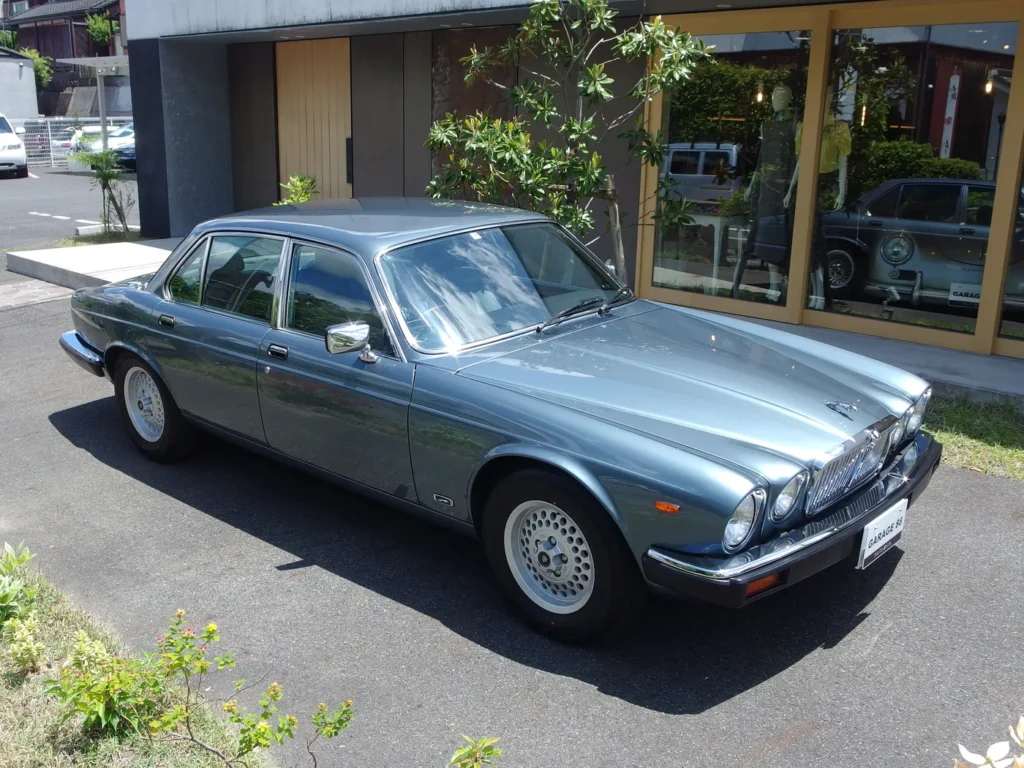ジャガー XJ6 4.2 シリーズIII　ボンネットもルーフも綺麗です。