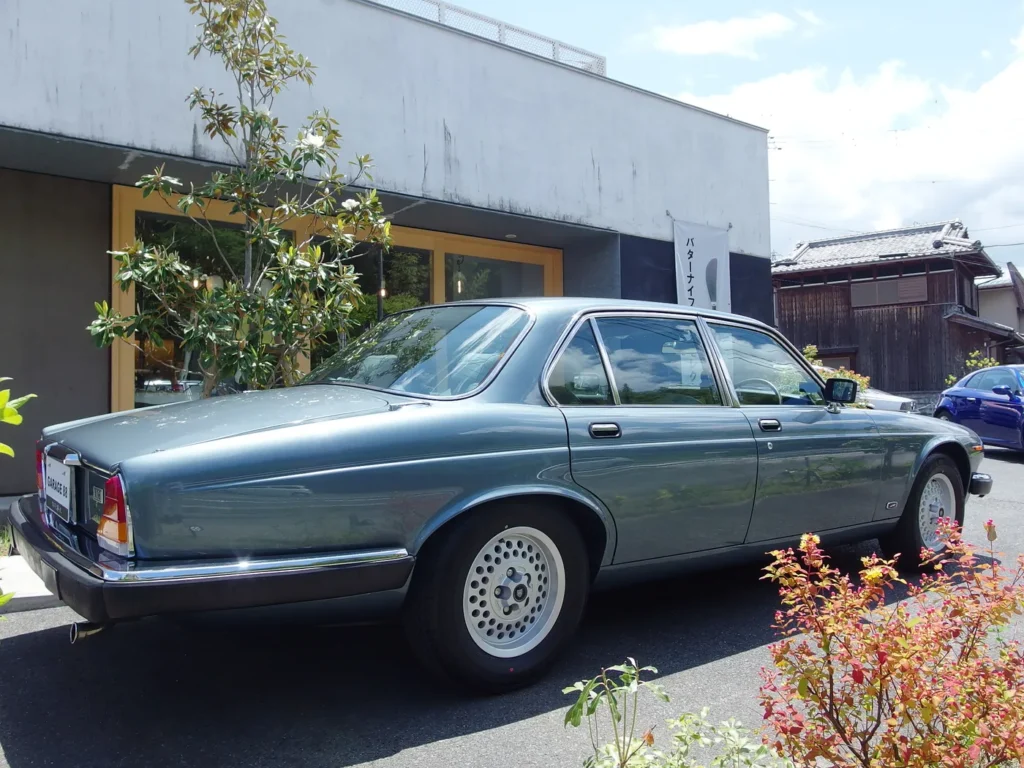 ジャガー XJ6 4.2 シリーズIII　低いトランクとリアエンド