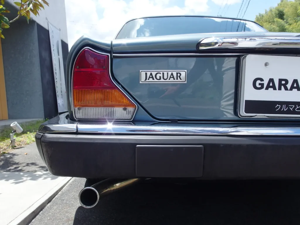 ジャガー XJ6 4.2 シリーズIII メッキ類は綺麗な状態です。