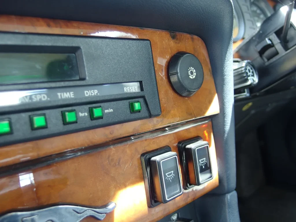 ジャガー XJ6 4.2 シリーズIII ウッドにヒビあり