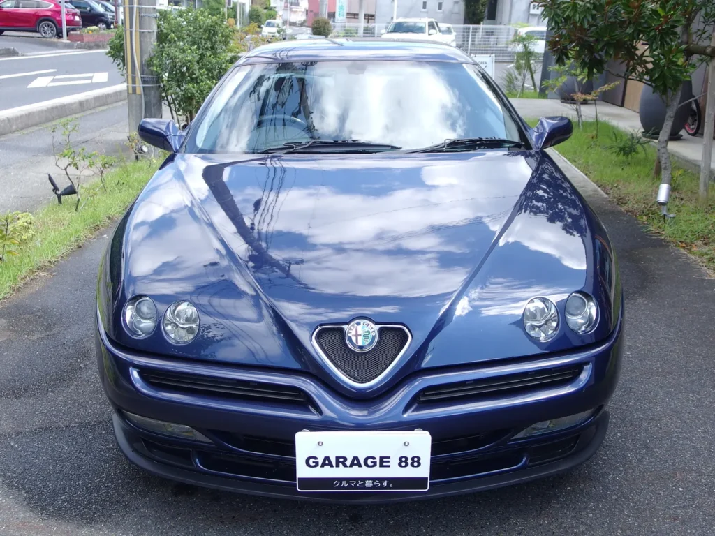アルファロメオ GTV 3.0 V6 24V　V6が収まっているようには思えない低いノーズ
