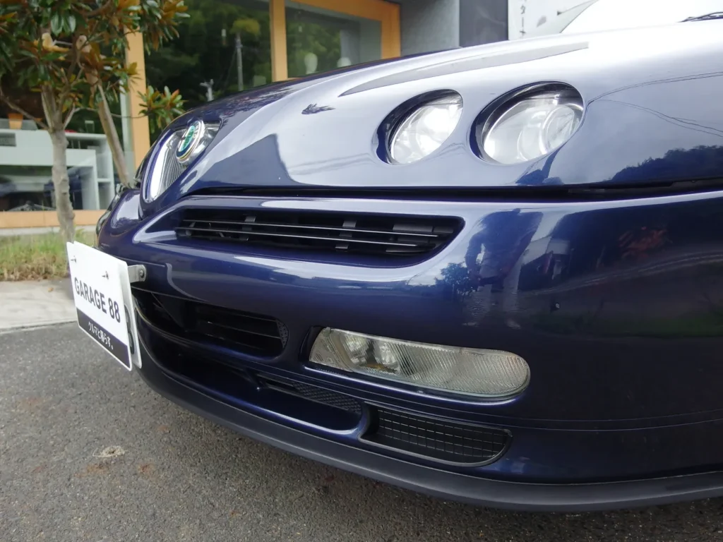 アルファロメオ GTV 3.0 V6 24V　グリル、ボンネット、フェンダーが一体化したデザイン
