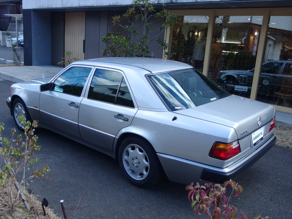 メルセデス・ベンツ 500E（W124）　後席に乗る方のプライバシーも保たれます。
