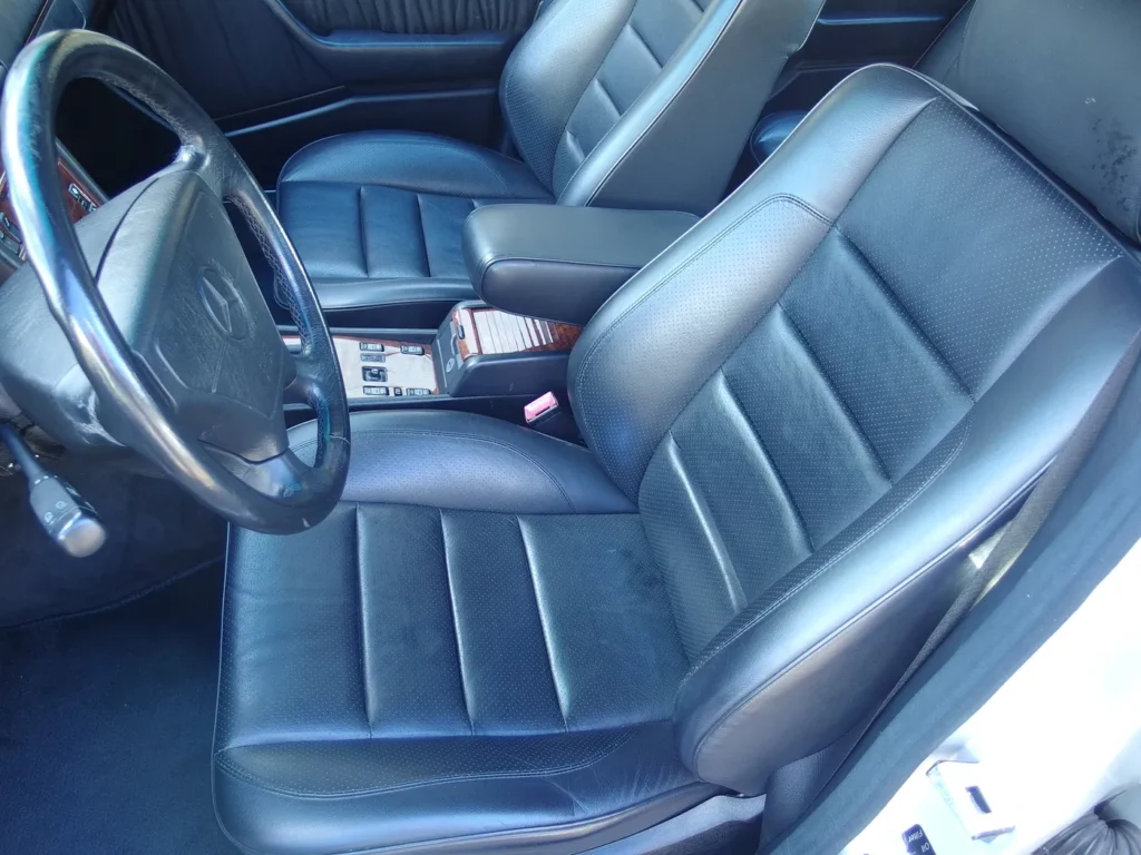 メルセデス・ベンツ 500E(W124) 運転席のシワなども軽微です。