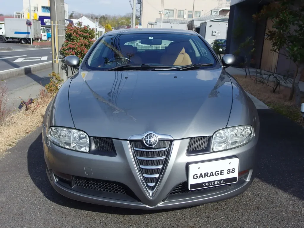 アルファロメオ GT 2.0 JTS　一目でアルファと分かるこの顔