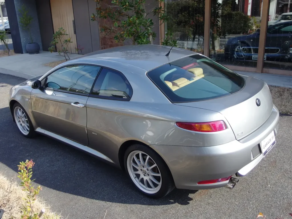アルファロメオ GT 2.0 JTS　ミニマムなテールランプ