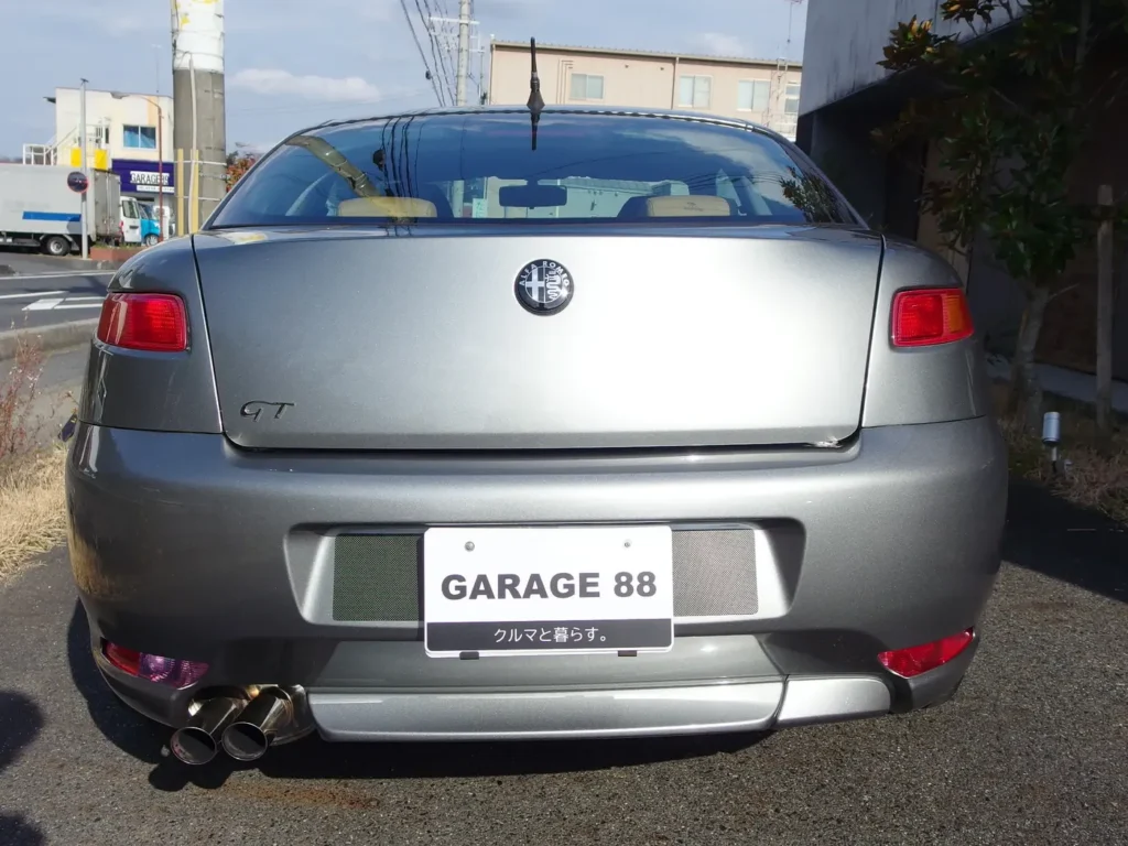 アルファロメオ GT 2.0 JTS　リアバンパー下部は複雑な形状