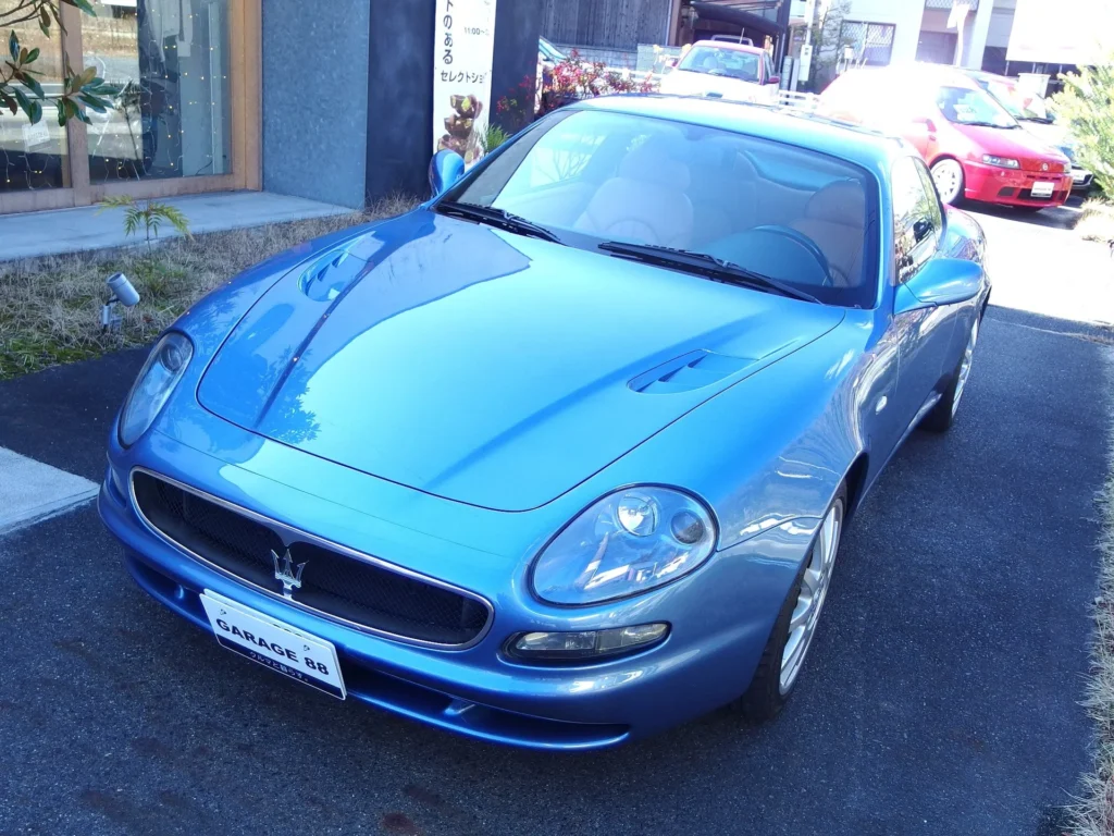 マセラティ 3200GT　アズーロアルゼンティーナのボディが綺麗です。