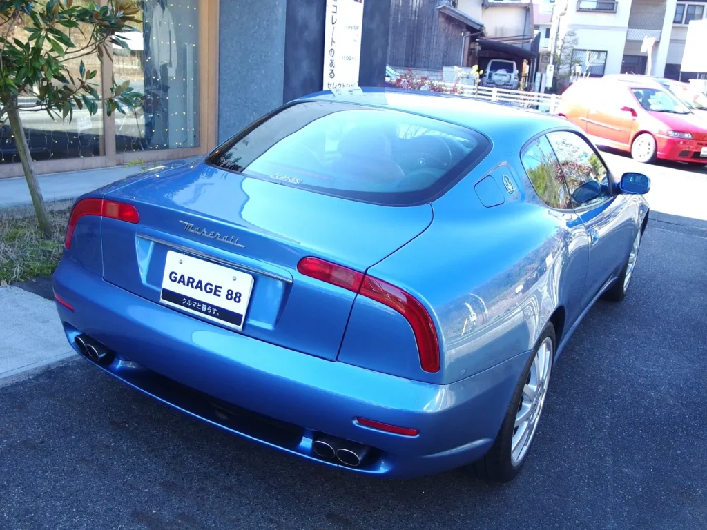 マセラティ 3200GT　ルーフ後端の絞り込みがリアフェンダーを強調しています。