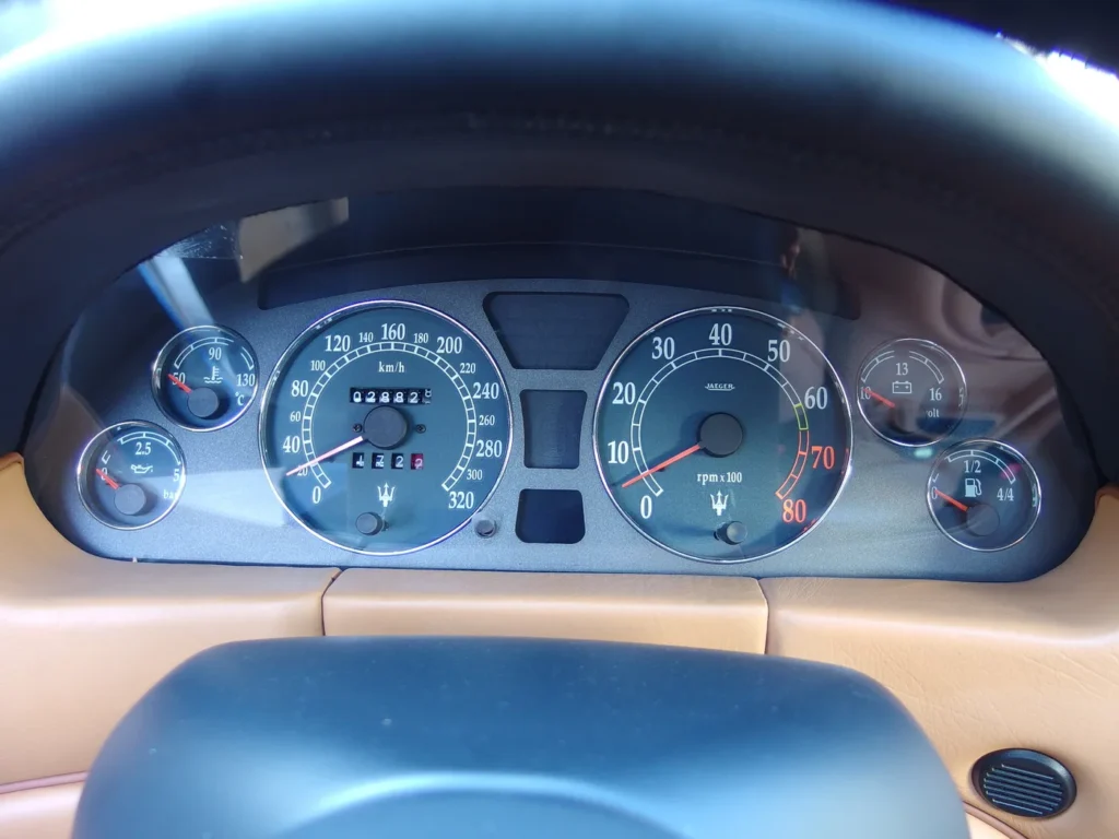 マセラティ 3200GT 視認性の良いメーター周り