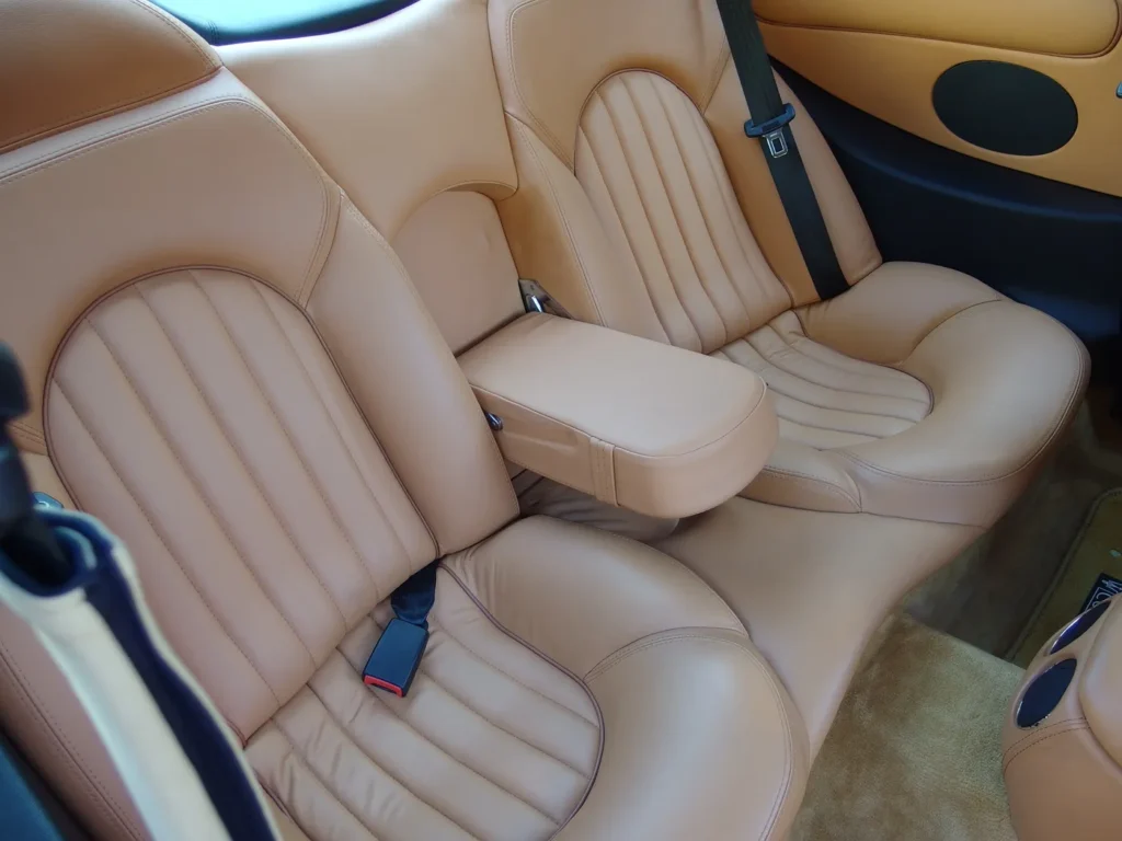 マセラティ 3200GT 後席もゆったりと座れます。