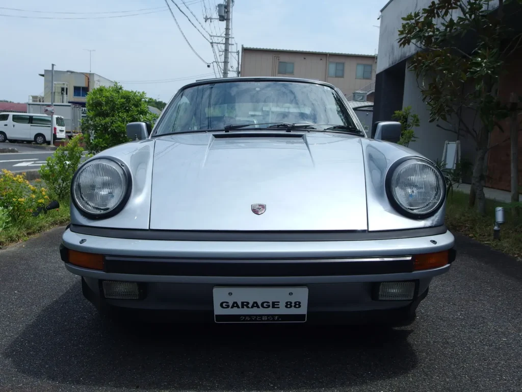 ポルシェ 911 カレラ 3.2（930型）　錆び、塗装割れが散見されます。