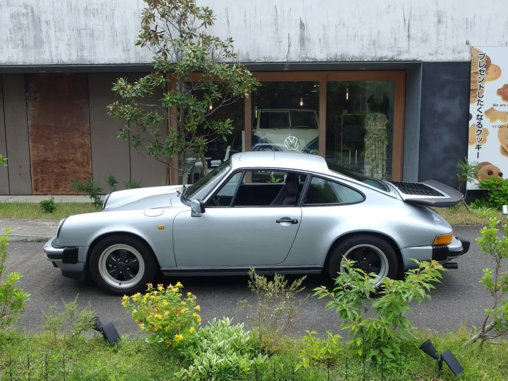 ポルシェ 911 カレラ 3.2（930型）　一目で911と分かるデザイン