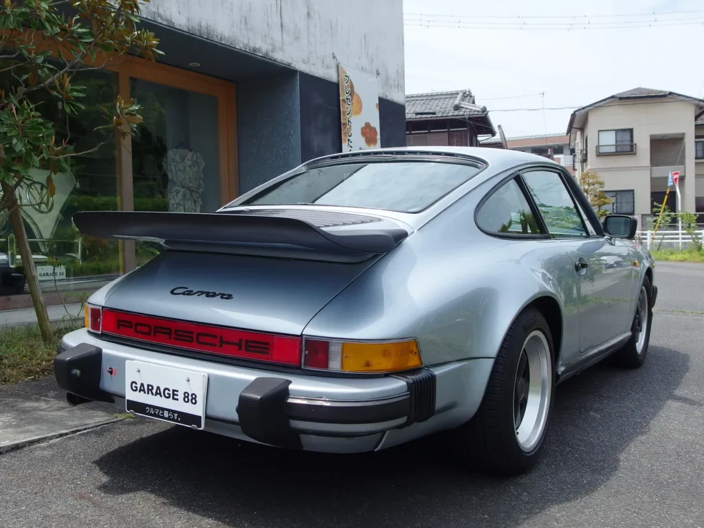 ポルシェ 911 カレラ 3.2（930型）　ホエールテールスポイラー