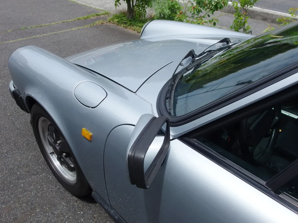 ポルシェ 911 カレラ 3.2(930型) この角度からのラインが綺麗です。