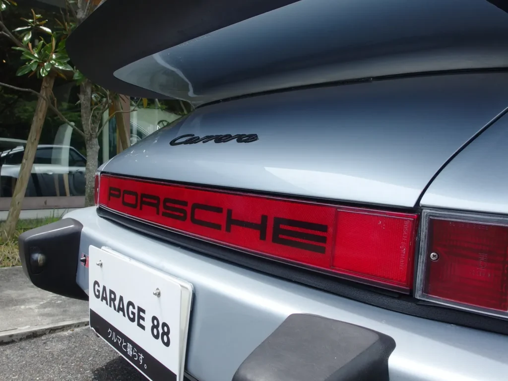 ポルシェ 911 カレラ 3.2(930型) リアガーニッシュは綺麗です。