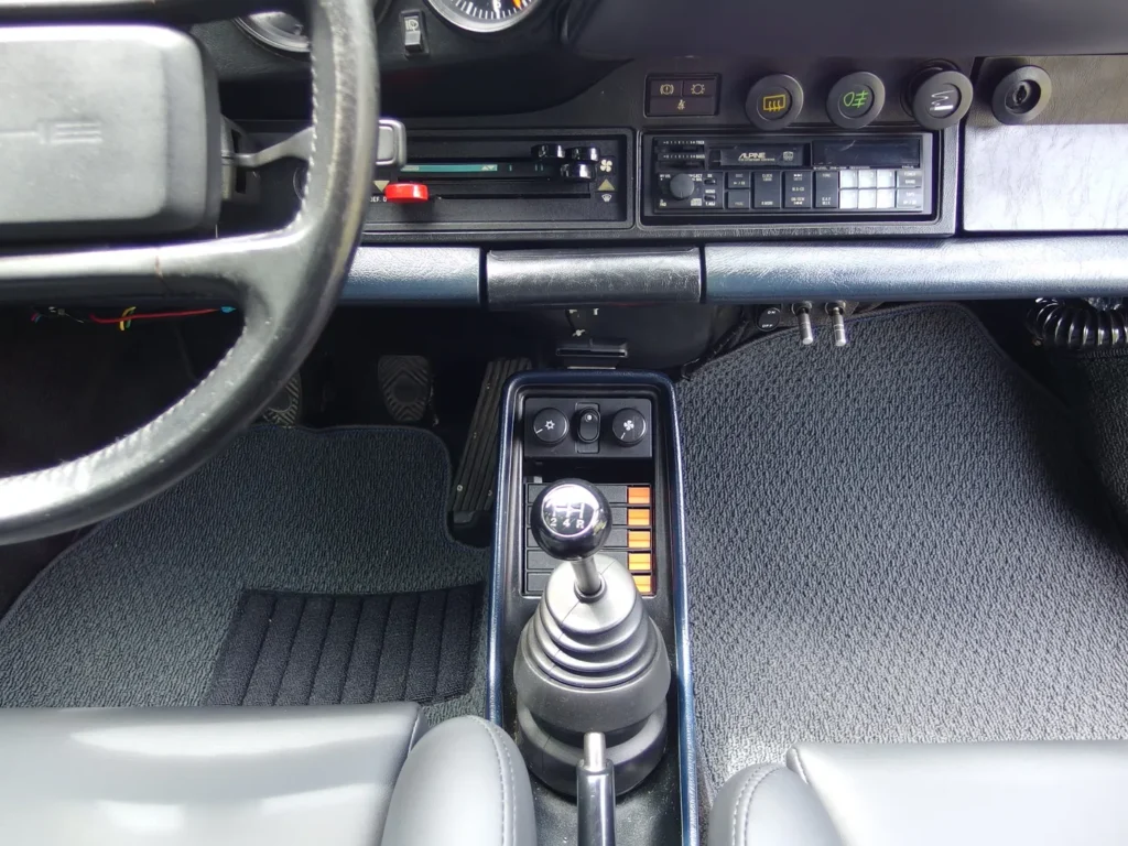 ポルシェ 911 カレラ 3.2(930型) 5速MT