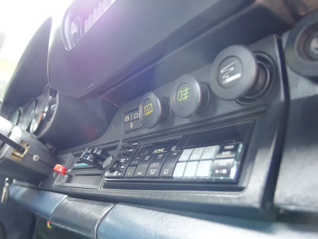 ポルシェ 911 カレラ 3.2(930型) アルパインのデッキはラジオが聴けます。