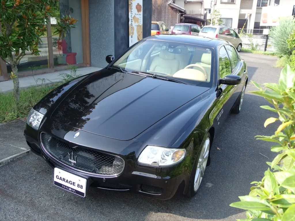 マセラティ クワトロポルテ スポーツGT　ネロカルボニオのボディカラーが綺麗です。