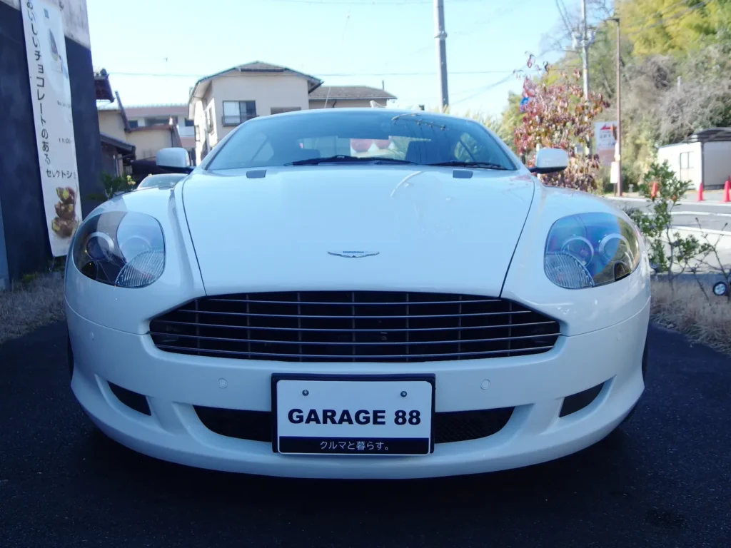アストンマーティン DB9　一目でアストンと分かるグリル