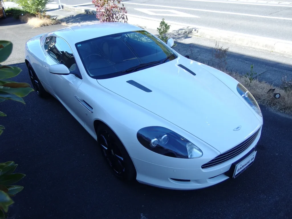 アストンマーティン DB9　ボンネットのダクトがスポーティー