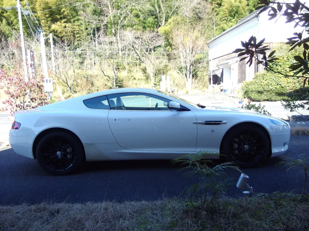アストンマーティン DB9　ホイールベースは2740mm
