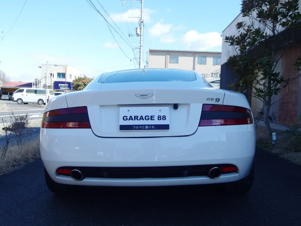 アストンマーティン DB9　シンプルでクリーンなリアデザイン