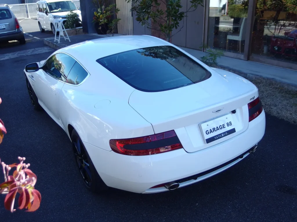 アストンマーティン DB9　絞り込んだリアキャビン