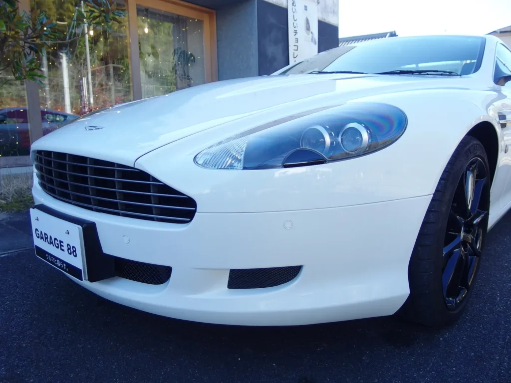アストンマーティン DB9　飛び石跡はありますがフロントバンパーも綺麗です。