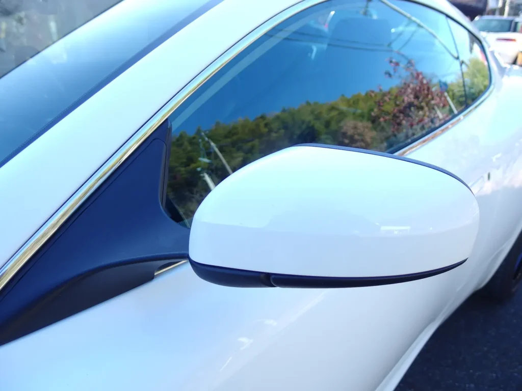 アストンマーティン DB9　ドアミラーの形状も美しい