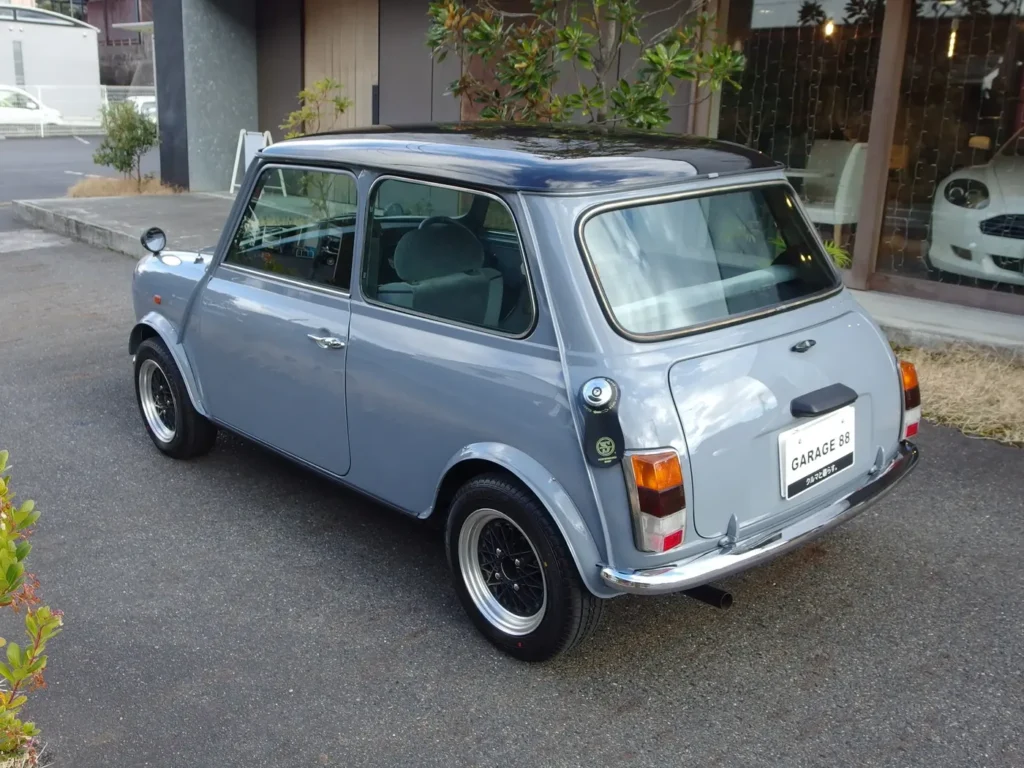 ローバー ミニ 1000 AT　ルーフとホイール、ナンバー灯、トランクハンドルをブラックで統一