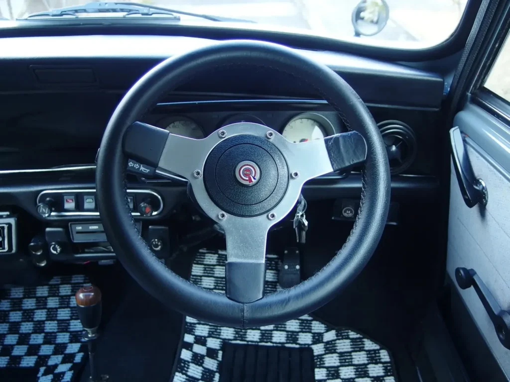 ローバー ミニ 1000 AT スポーティーなステアリング