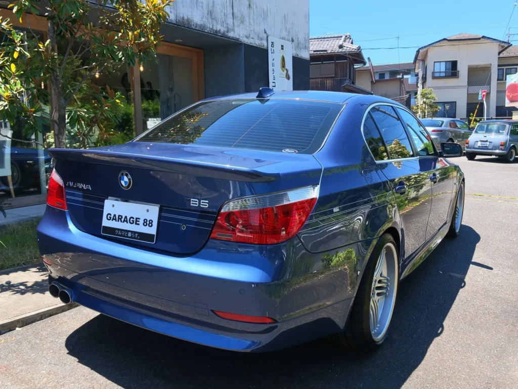 アルピナ B5 スーパーチャージ　アルピナストライプが印象的です。