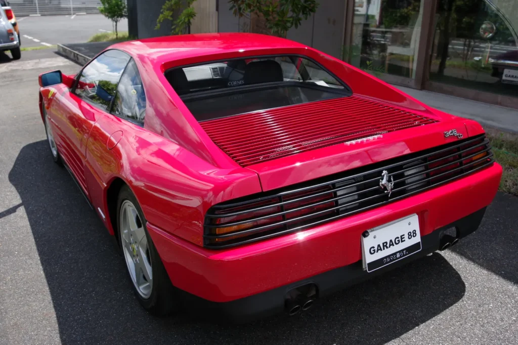 フェラーリ 348tb　Cピラーもミッドシップらしい造形です。