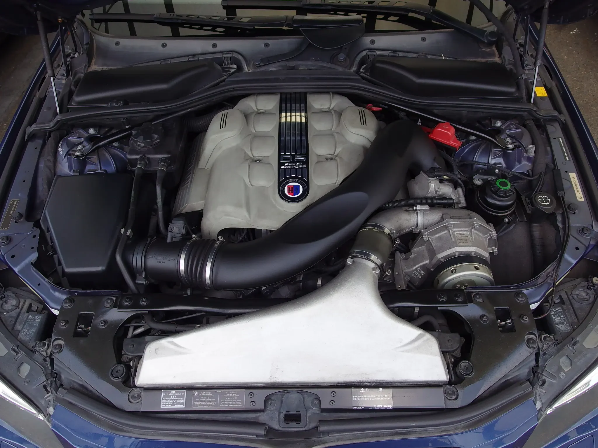 スーパーチャージャー付き4.4リッターV型8気筒