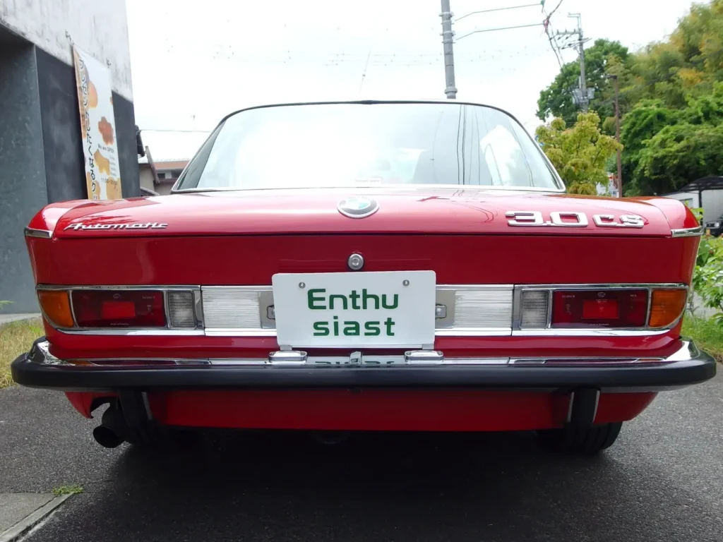 BMW 3.0CS　両端がせり出しているのがこの時代らしい